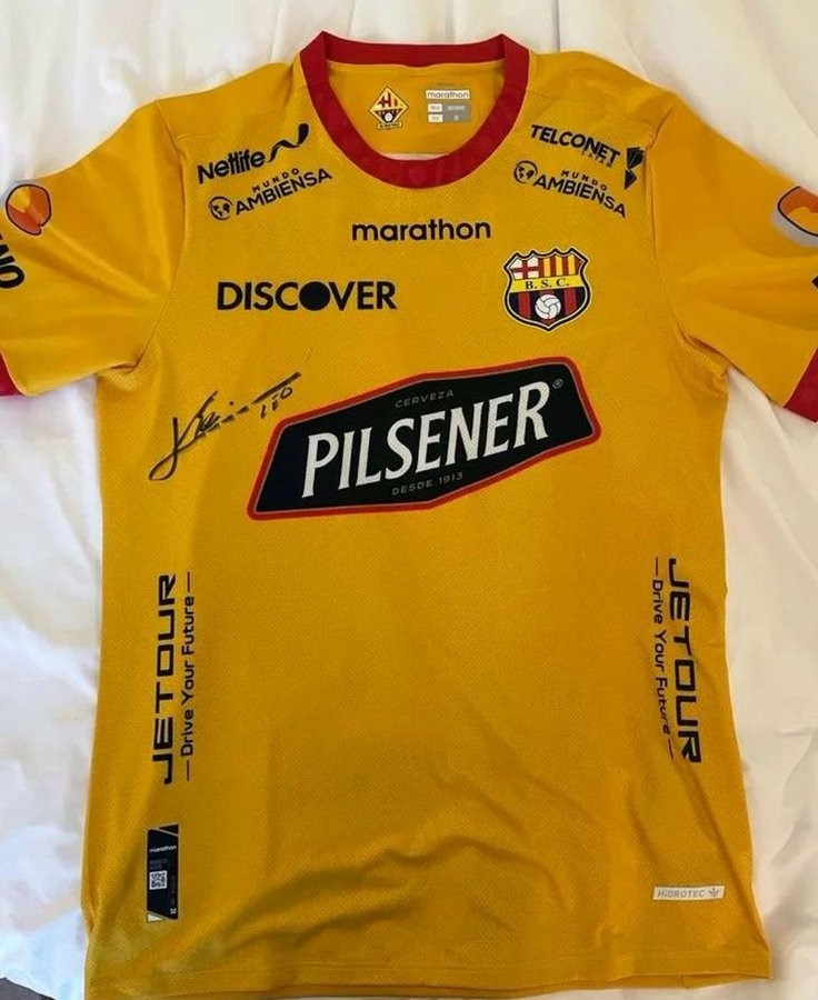 LIONEL-MESSI-LE-FIRMO-LA-CAMISETA-DE-BSC-A-ALFARO-MORENO