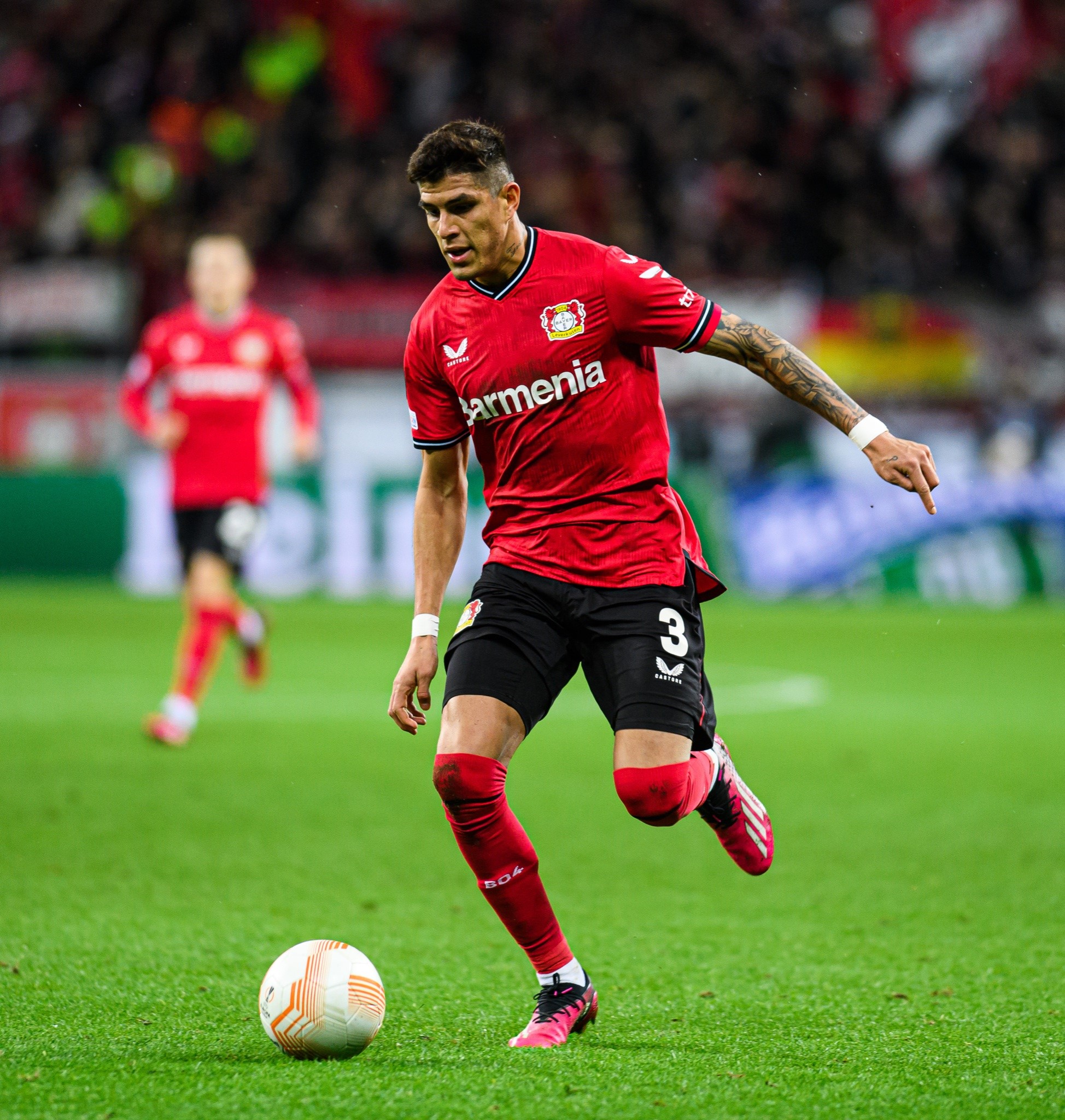 PIERO-HINCAPIE-TITULAR-EN-EL-TRIUNFO-DEL-BAYER-LEVERKUSEN-ANTE-FERENCVAROS